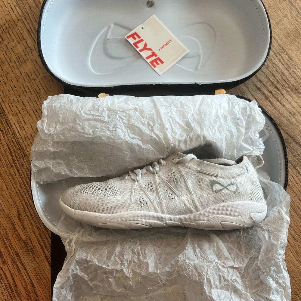 NFINITY Flyte white cheer shoes